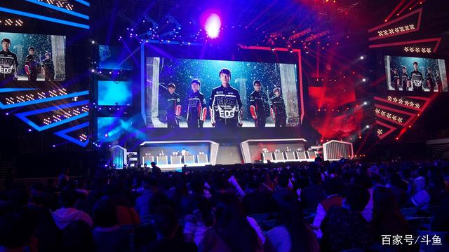 TheShy 和 369 的德莱文在1级交战！他们都死了，但最终 369 获胜了！